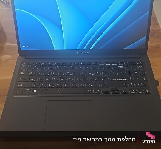 מחשב נייד ASUS Vivobook על שולחן עץ